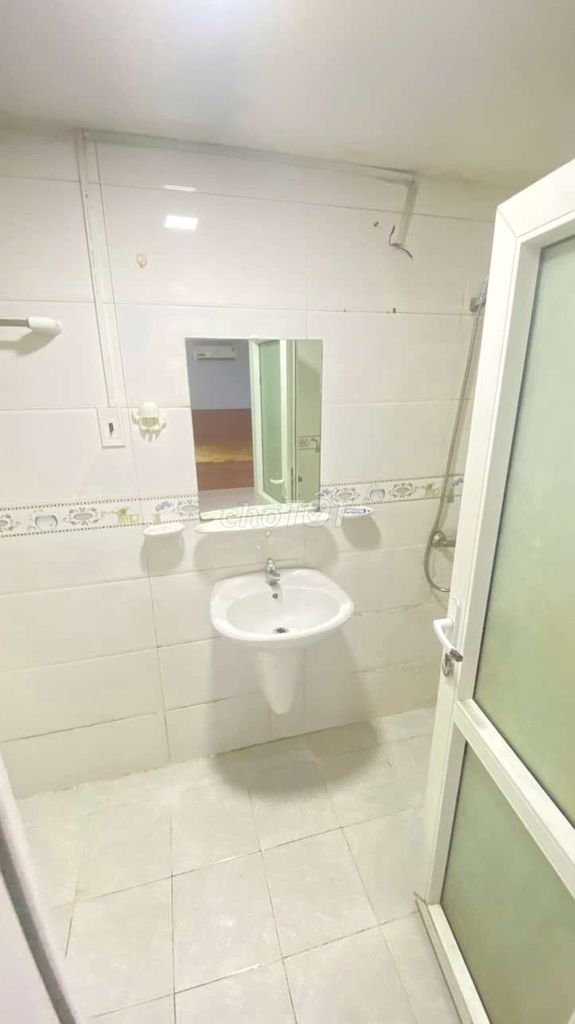 Cheap hotel room with cattle interiors, side-by-side, payroll.