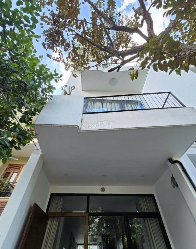 Nguyễn Cừ root, Thảo Điền, District 2-1 1st Land 2 floors, pool. It costs 70 million a month.