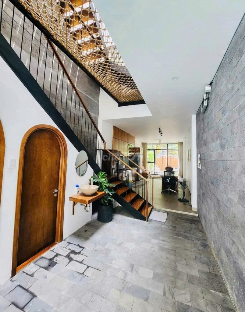 Nguyễn Cừ root, Thảo Điền, District 2-1 1st Land 2 floors, pool. It costs 70 million a month.