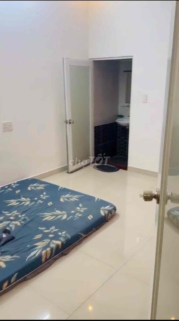 4 bedroom 5 toilets. Car road