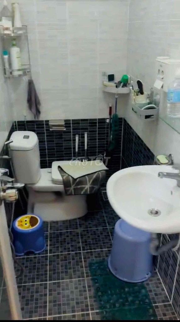 4 bedroom 5 toilets. Car road