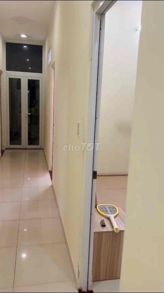 4 bedroom 5 toilets. Car road