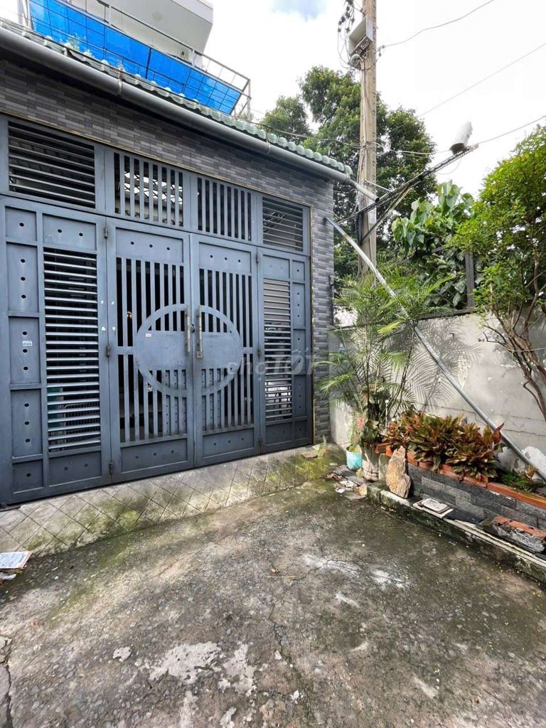 The house's empty. Two rooms open.