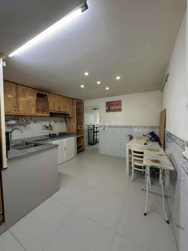 Nice place on the second floor. Two bedrooms.
