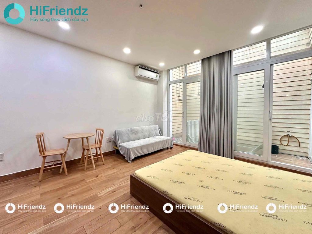 The Gần Bến Xe Quận 8 area kitchen is clear to the center.
