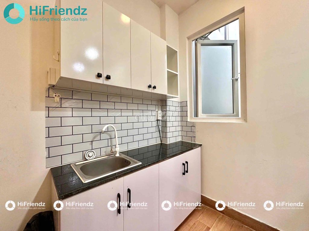 The Gần Bến Xe Quận 8 area kitchen is clear to the center.