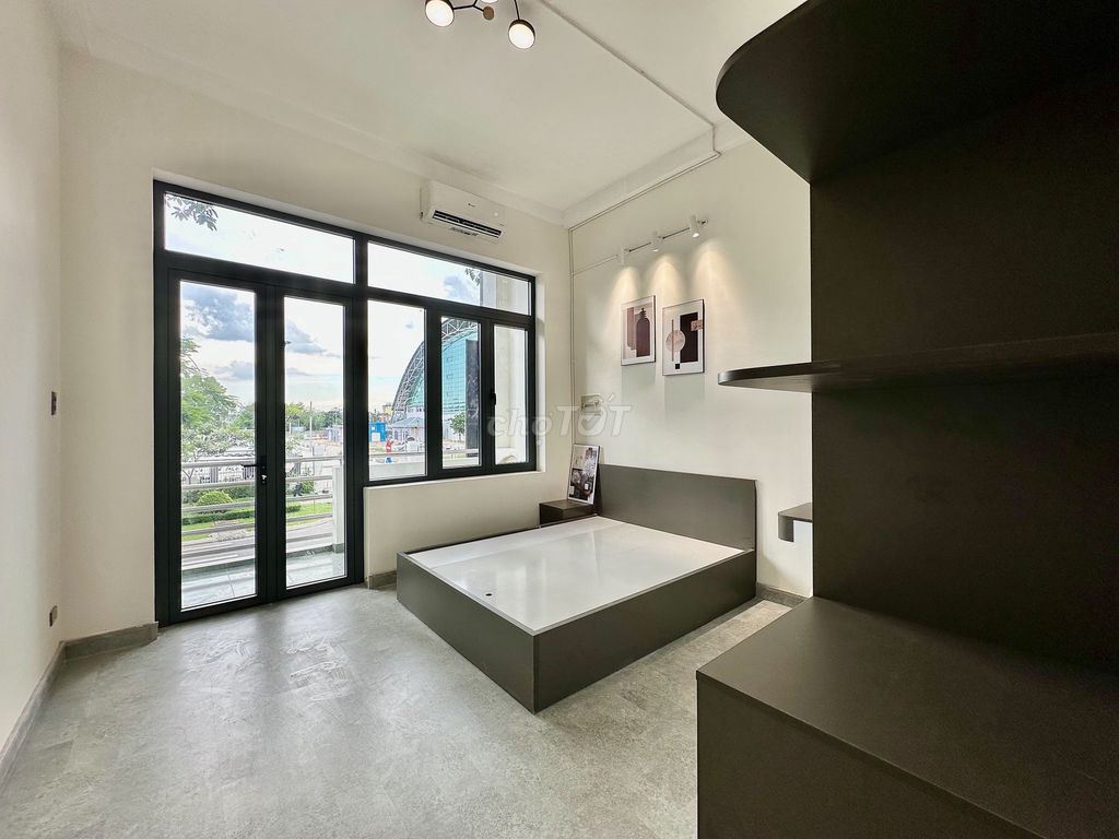 A balcony bedroom, opposite svd Funky T of them, super large room like this