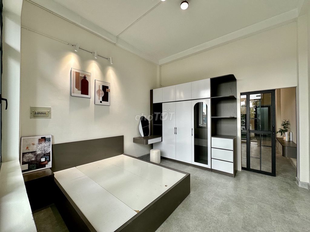 A balcony bedroom, opposite svd Funky T of them, super large room like this