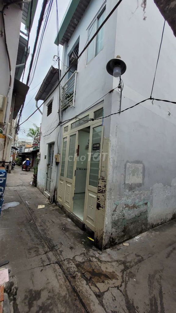 The county principal, 6 Tân Hòa Đông.6 m.2 car alley, has air conditioning available.
