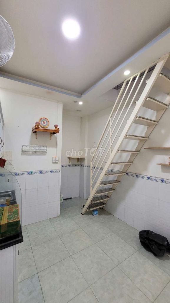 The county principal, 6 Tân Hòa Đông.6 m.2 car alley, has air conditioning available.