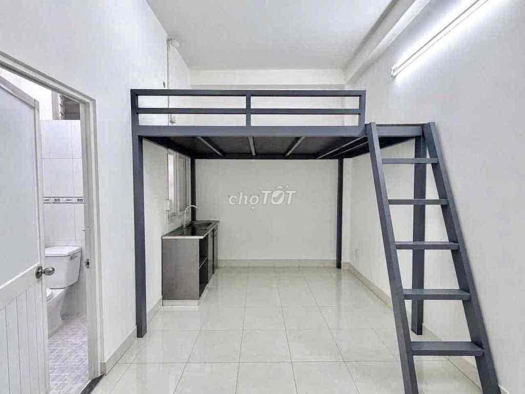 The turn-off hotel-- there's air conditioning-- right at Vườn Lài-- the new market.