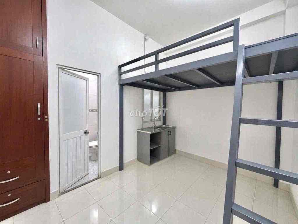 The turn-off hotel-- there's air conditioning-- right at Vườn Lài-- the new market.
