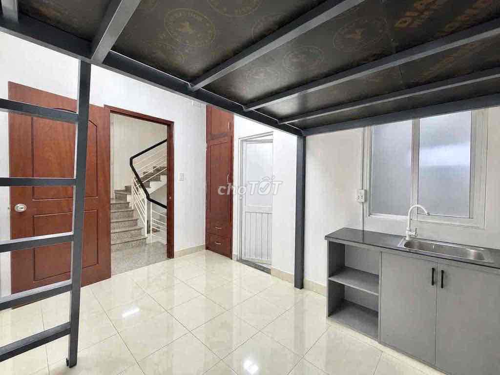 The turn-off hotel-- there's air conditioning-- right at Vườn Lài-- the new market.