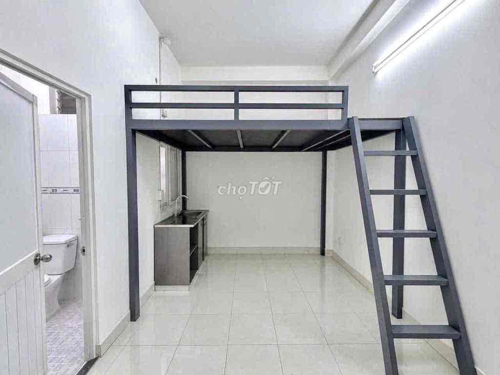 The turn-off hotel-- there's air conditioning-- right at Vườn Lài-- the new market.