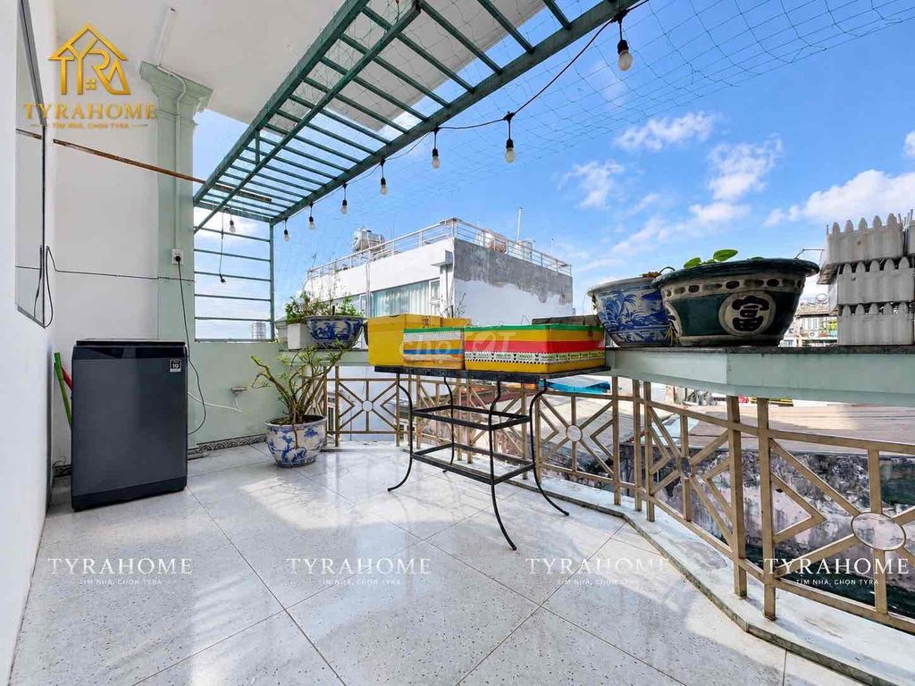 Super penthouse. One bedroom. - Cut off the kitchen. - The balcony. - Private garden.