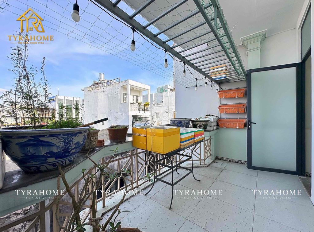 Super penthouse. One bedroom. - Cut off the kitchen. - The balcony. - Private garden.