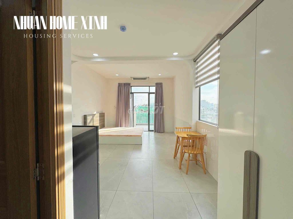 The balcony studio is at Hoàng Văn Thụ Park - full interior
