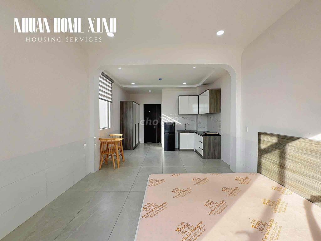 The balcony studio is at Hoàng Văn Thụ Park - full interior