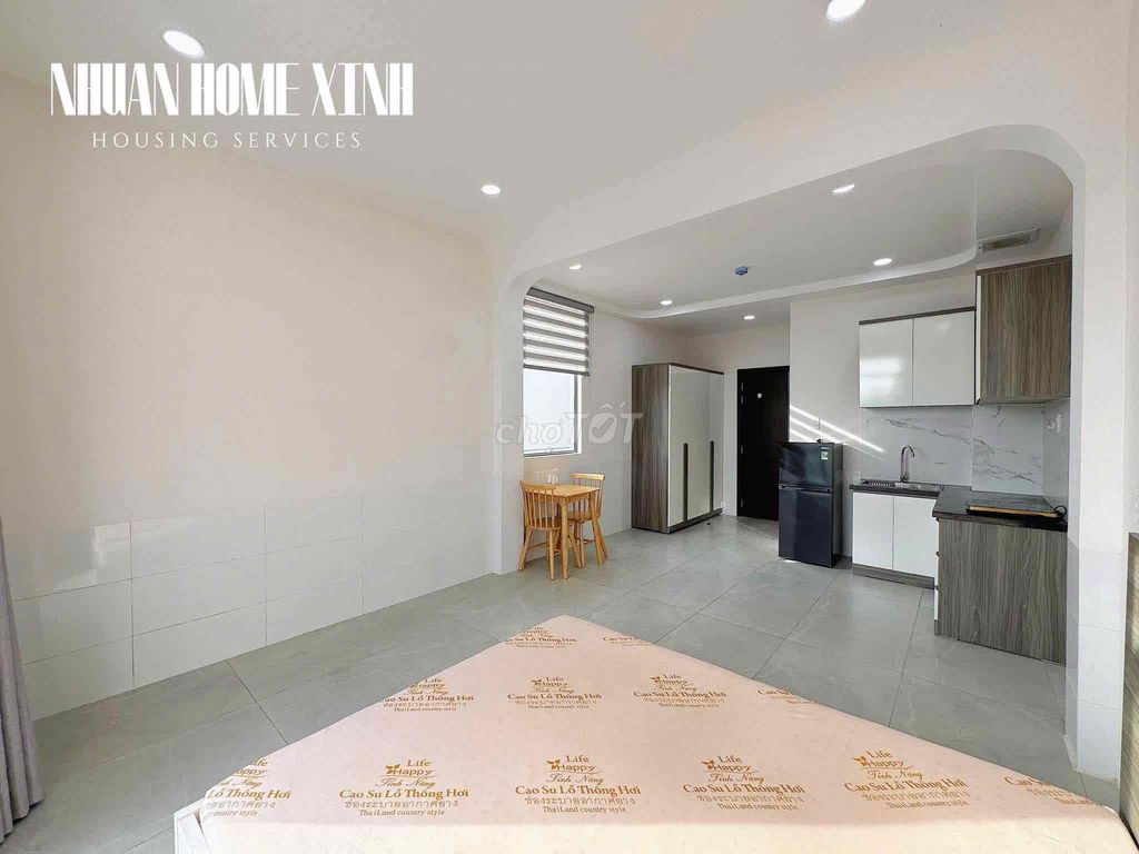 The balcony studio is at Hoàng Văn Thụ Park - full interior