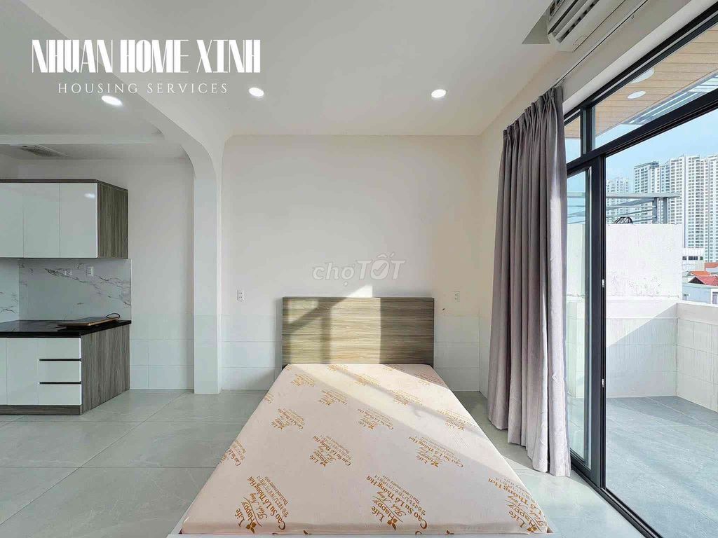 The balcony studio is at Hoàng Văn Thụ Park - full interior