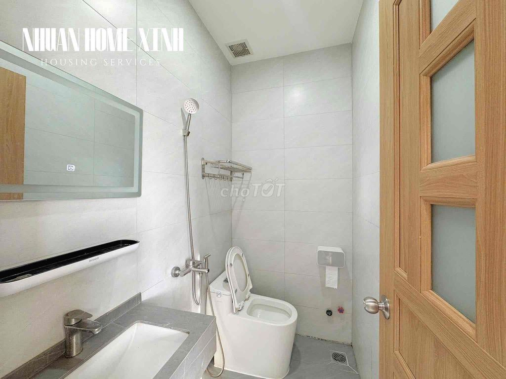 The balcony studio is at Hoàng Văn Thụ Park - full interior