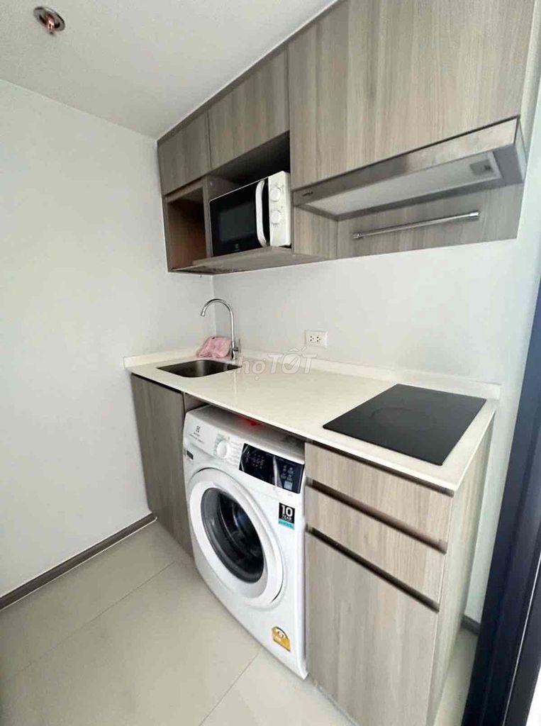 The new studio is full of its 35 M2-wide interiors right here at Nguyễn Sơn