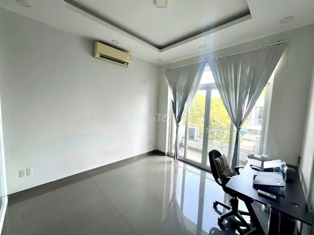 Rent the villa. The office is next to the back alley.