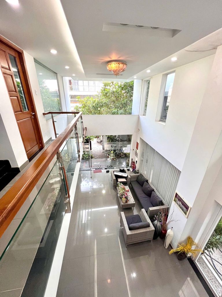 Rent the villa. The office is next to the back alley.