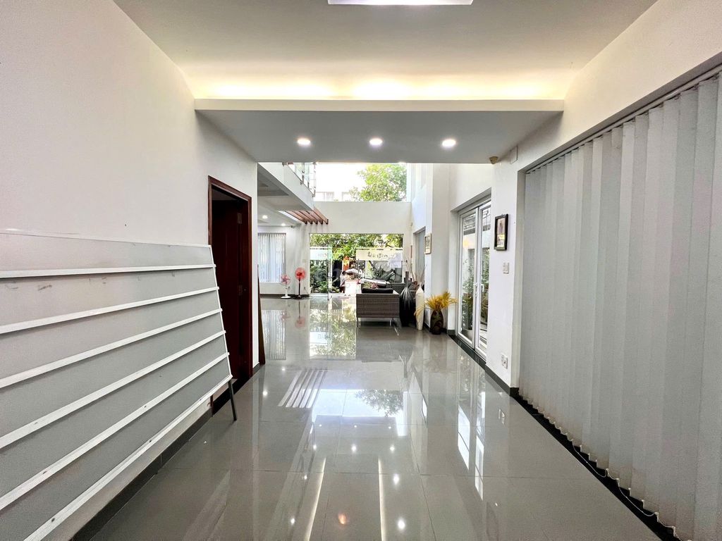 Rent the villa. The office is next to the back alley.