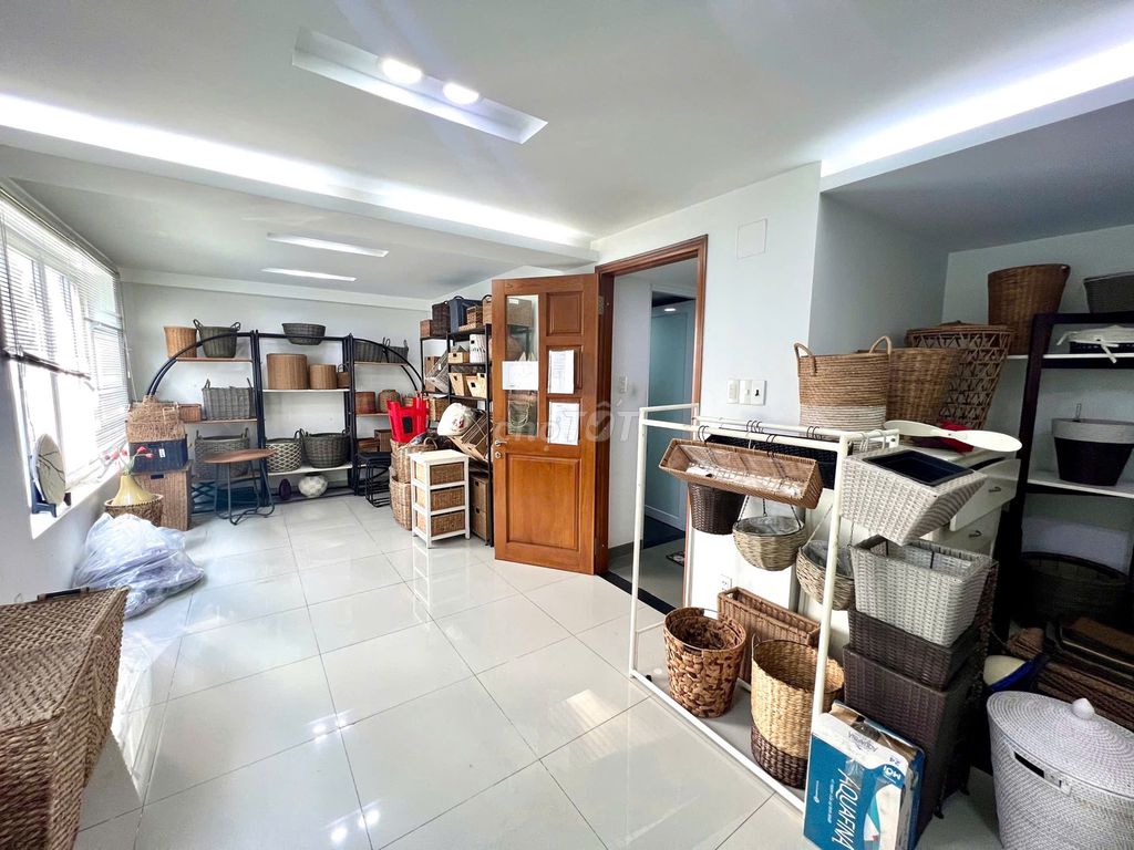 Rent the villa. The office is next to the back alley.