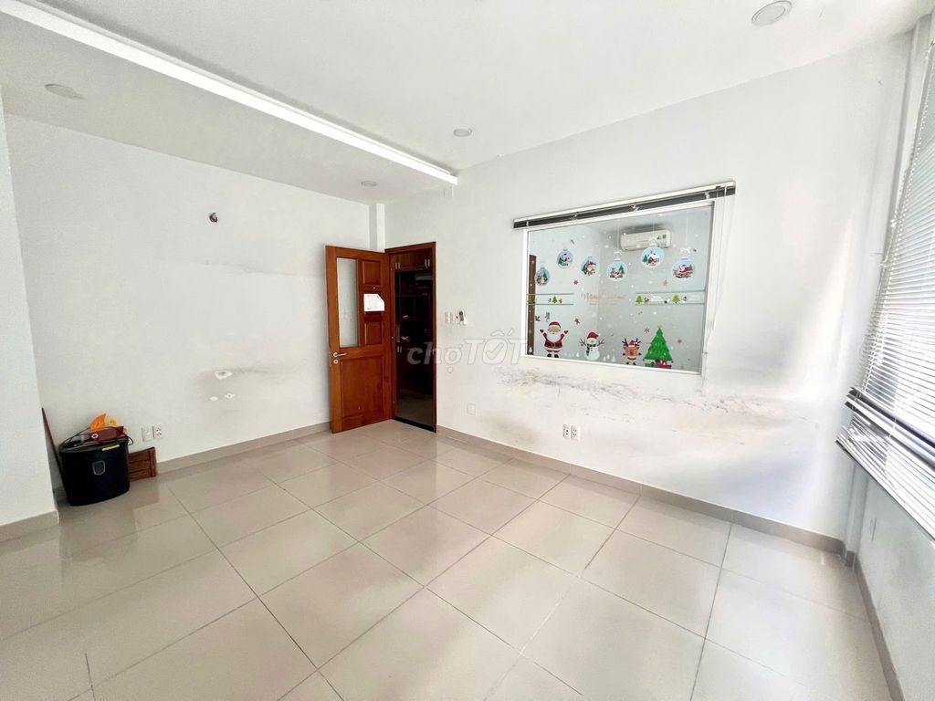 Rent the villa. The office is next to the back alley.