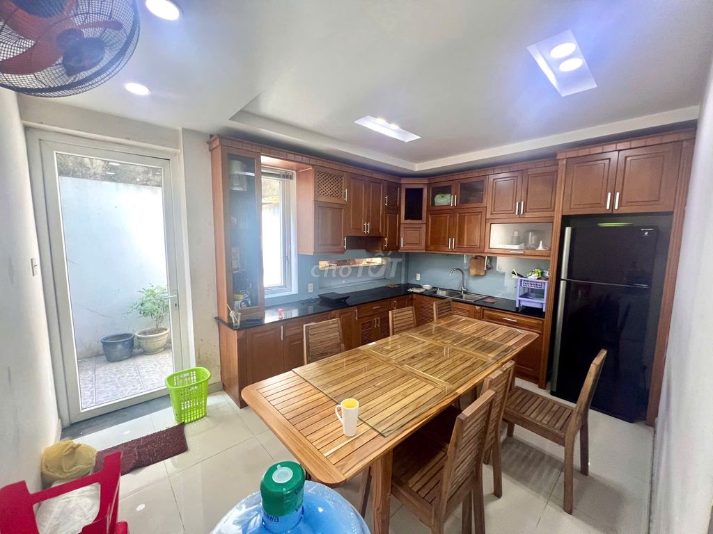 Rent the villa. The office is next to the back alley.