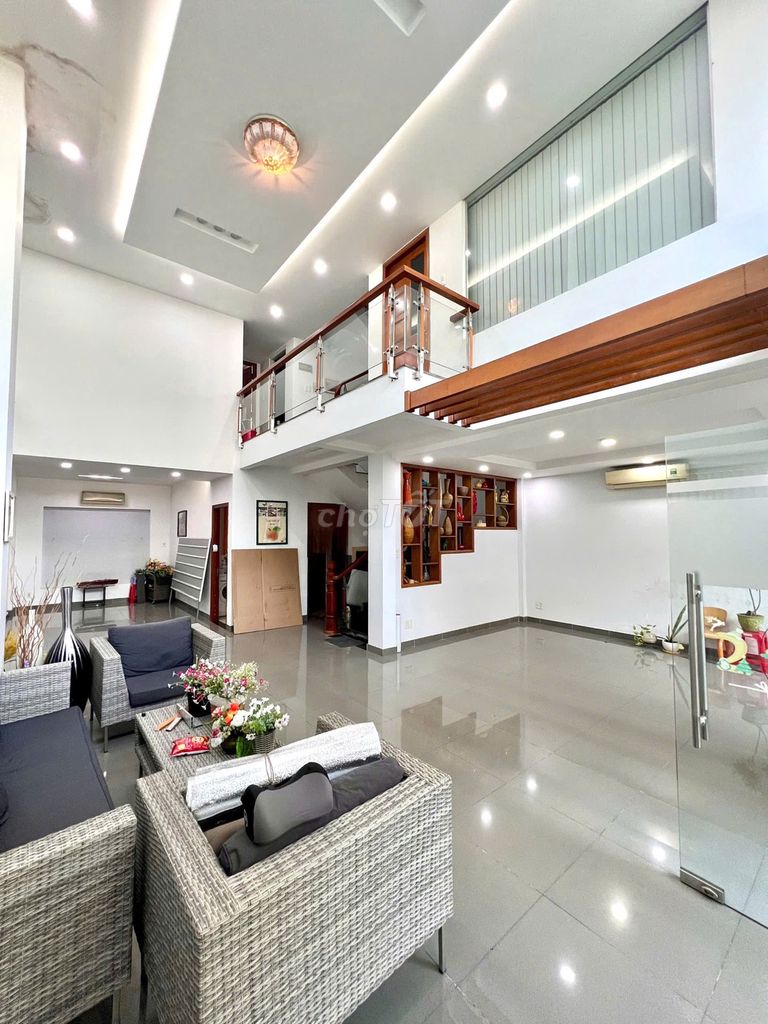 Rent the villa. The office is next to the back alley.