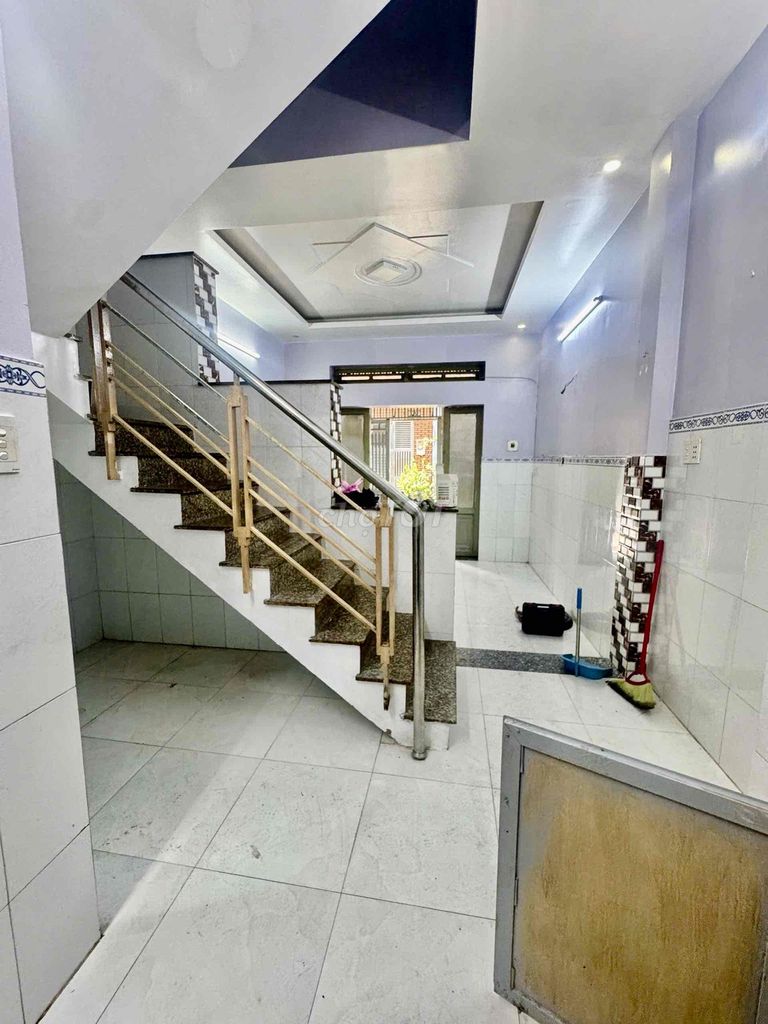 4 x 9 meters a floor. Số 8th Street