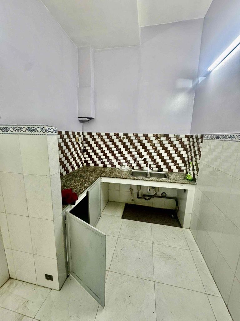 4 x 9 meters a floor. Số 8th Street