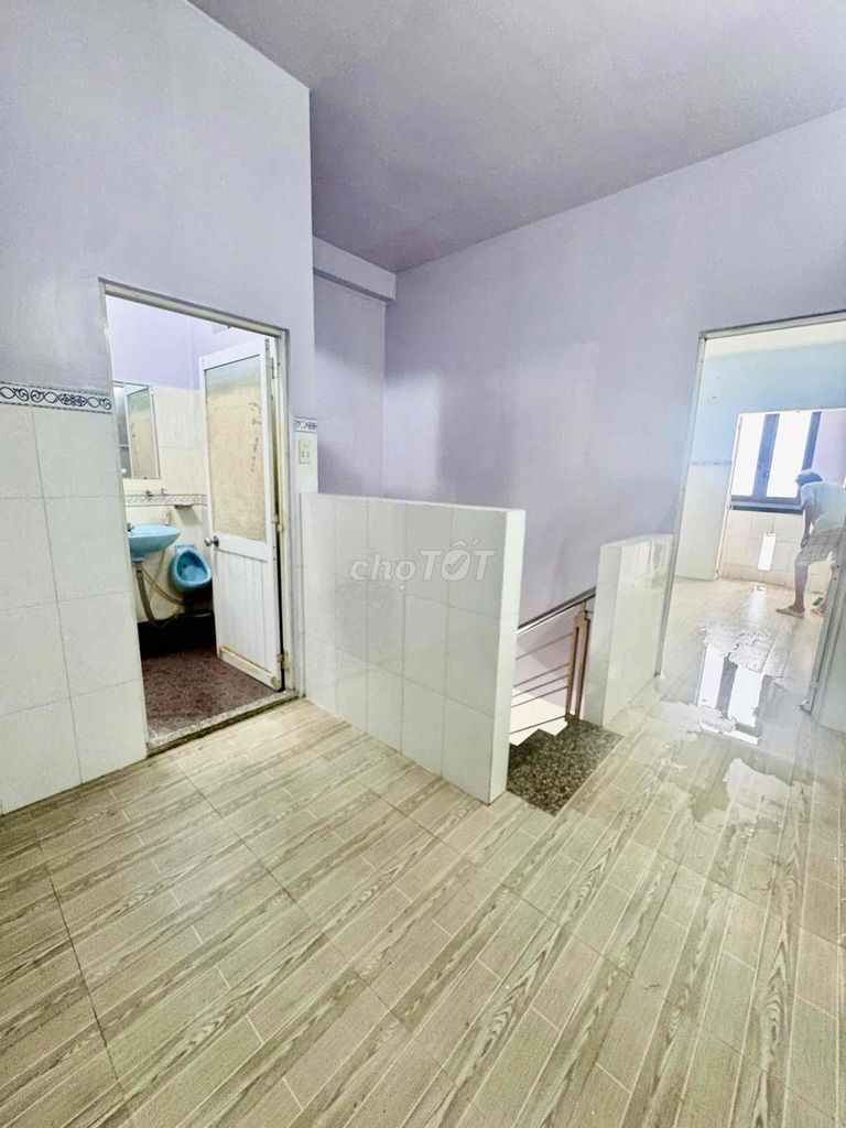4 x 9 meters a floor. Số 8th Street