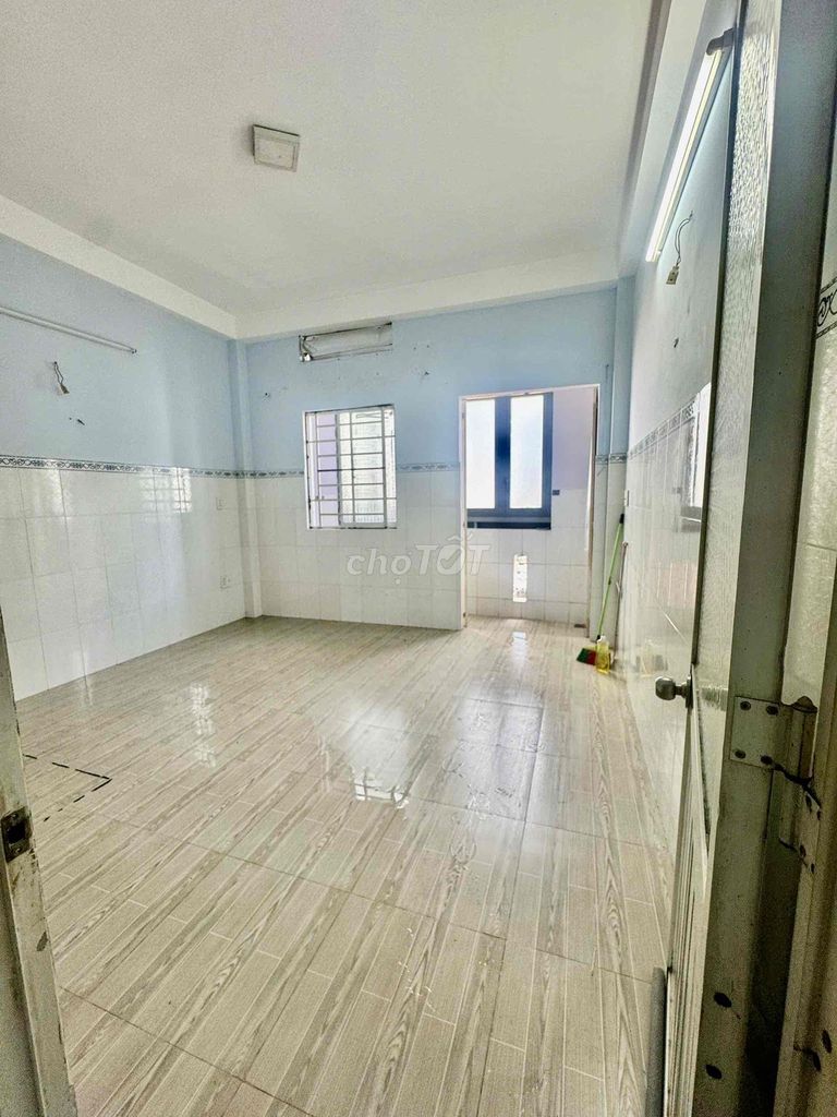 4 x 9 meters a floor. Số 8th Street