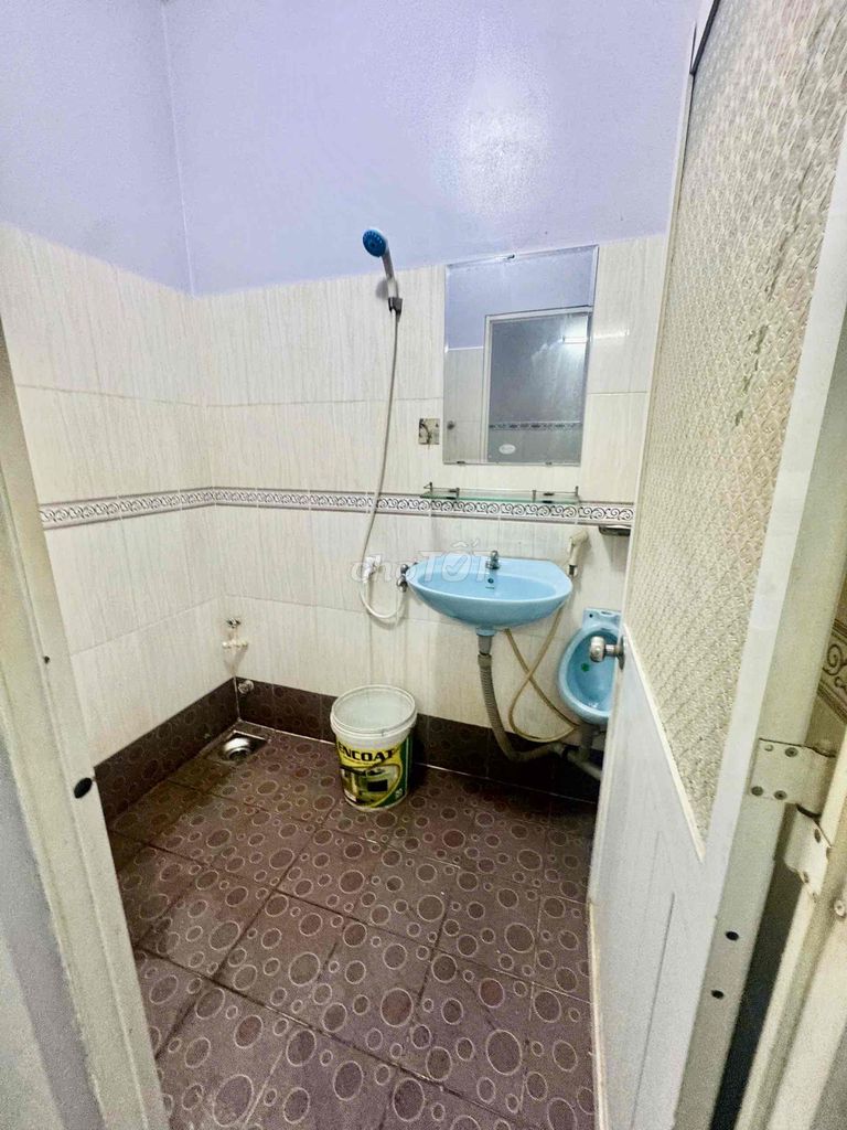 4 x 9 meters a floor. Số 8th Street