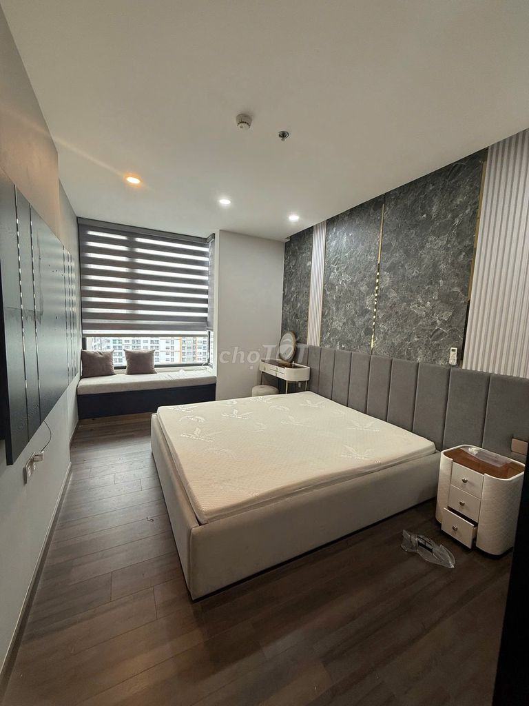 Rent the apartment. Two bedrooms. Seven hundred and twenty-seven feet of Bình Thạnh.