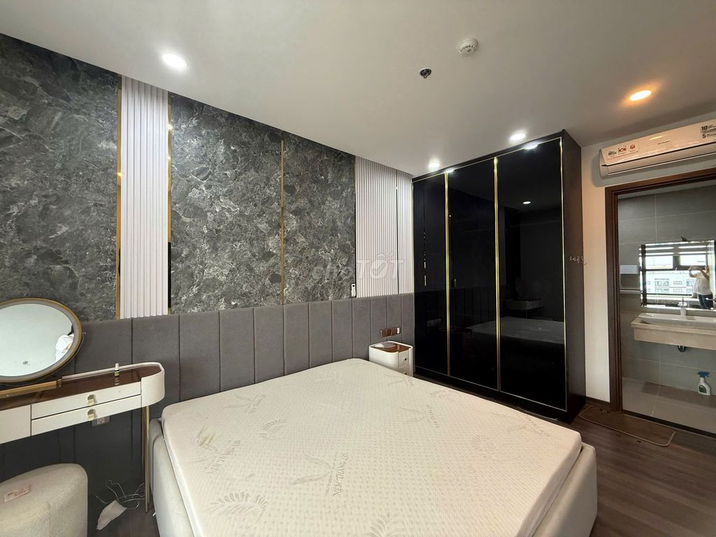 Rent the apartment. Two bedrooms. Seven hundred and twenty-seven feet of Bình Thạnh.
