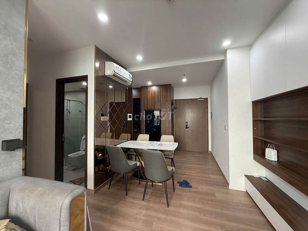 Rent the apartment. Two bedrooms. Seven hundred and twenty-seven feet of Bình Thạnh.