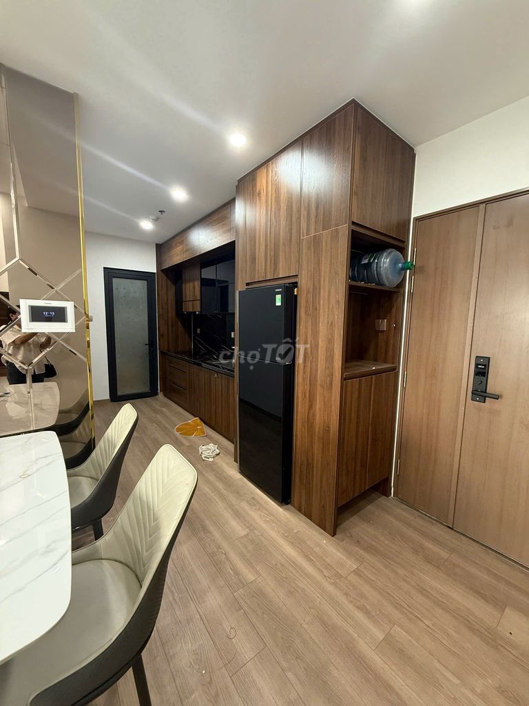 Rent the apartment. Two bedrooms. Seven hundred and twenty-seven feet of Bình Thạnh.