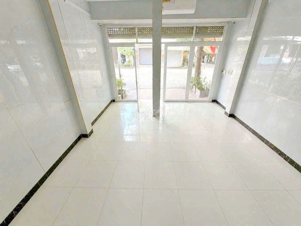 Renting the entire Võ Thị Nhờrd Street.