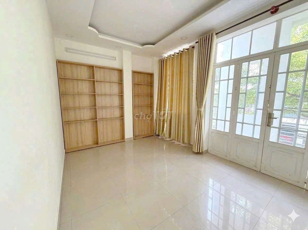 Renting the entire Võ Thị Nhờrd Street.