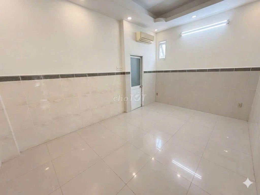 Renting the entire Võ Thị Nhờrd Street.
