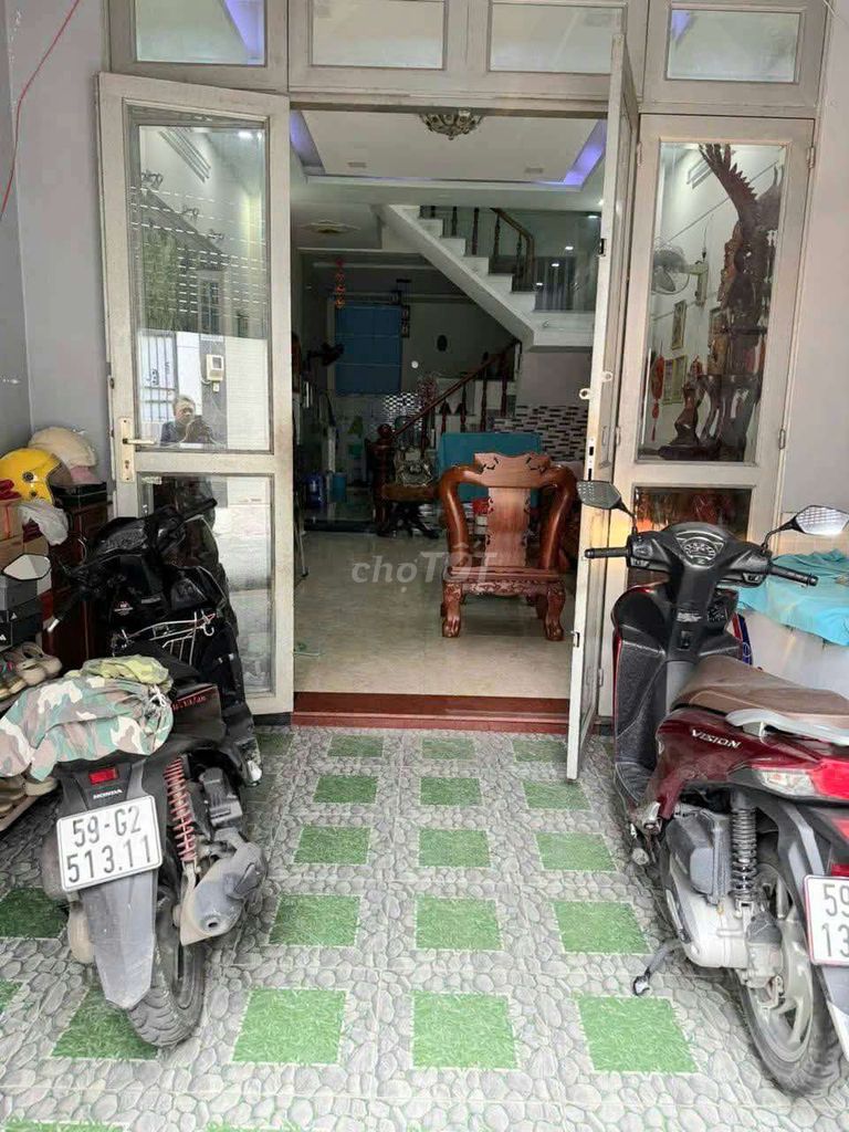 Rent a three-story apartment: 5 x 16, 60 meters. Trần Thị Năm, District 12.