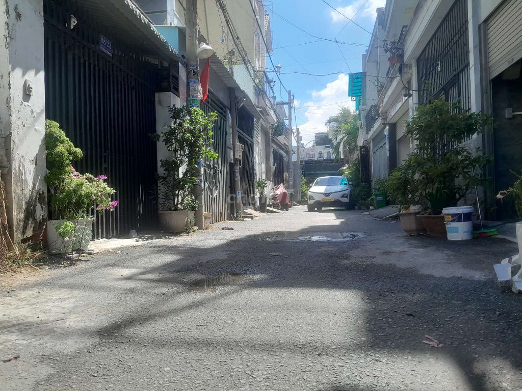 Rent a three-story apartment: 5 x 16, 60 meters. Trần Thị Năm, District 12.