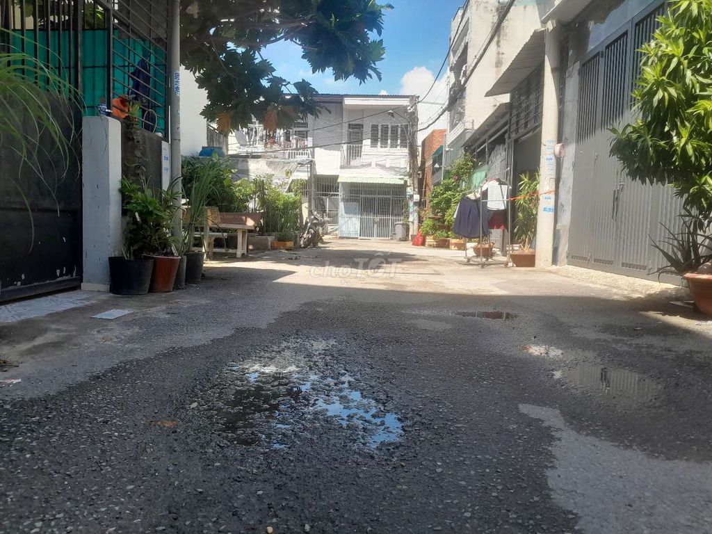 Rent a three-story apartment: 5 x 16, 60 meters. Trần Thị Năm, District 12.