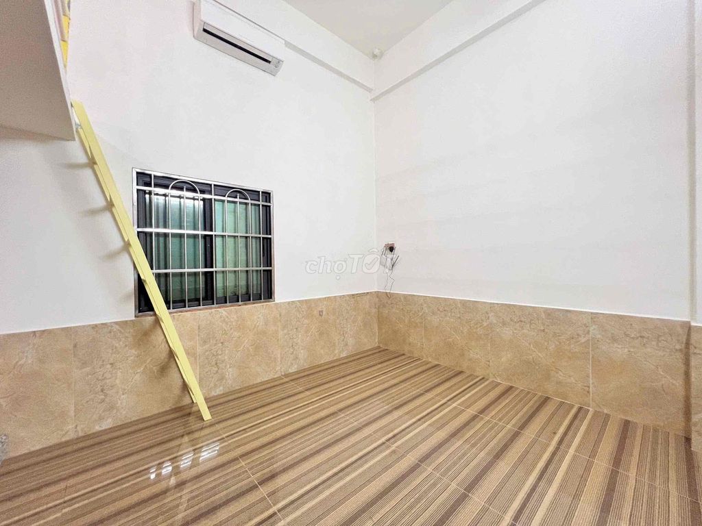 The student room is cheap near the public's High Court
