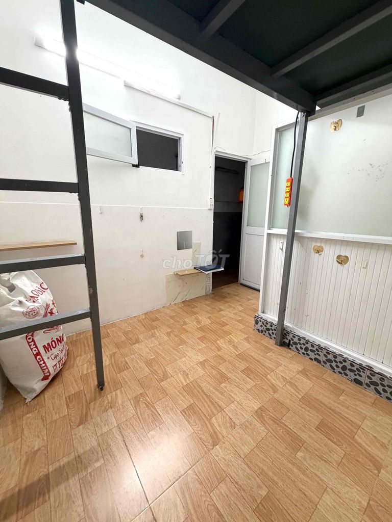 The room has a guard window - the ground floor - Tolet - there's a free car yard.